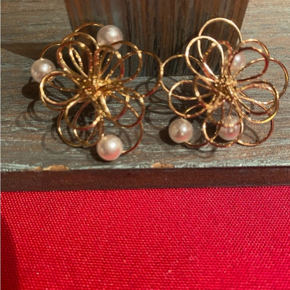 Elegant Gold and Pearl Flower Earrings

            NEW - Picture 2 of 2